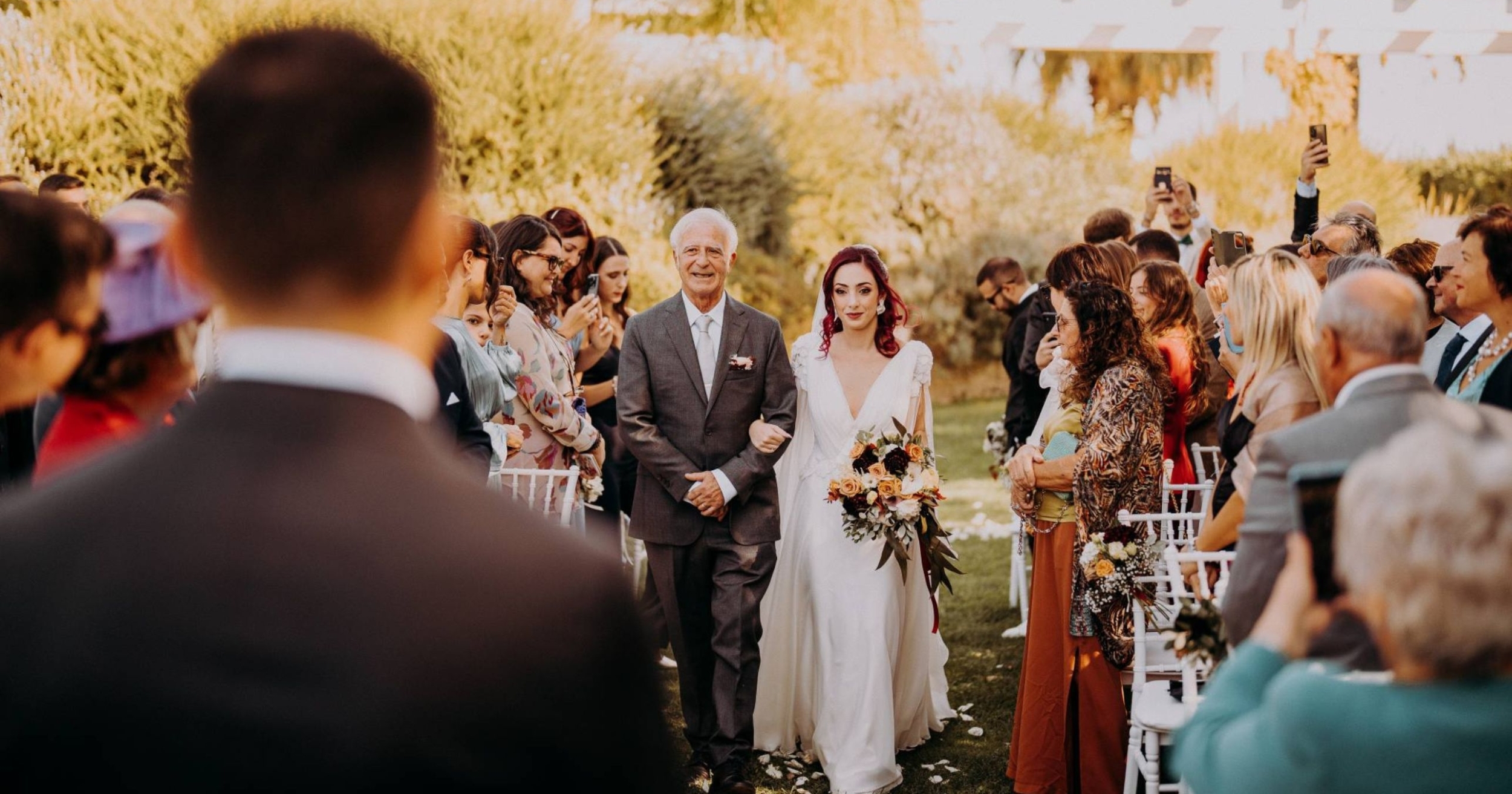 Un matrimonio civile all'aperto: l'amore si celebra tra natura e libertà