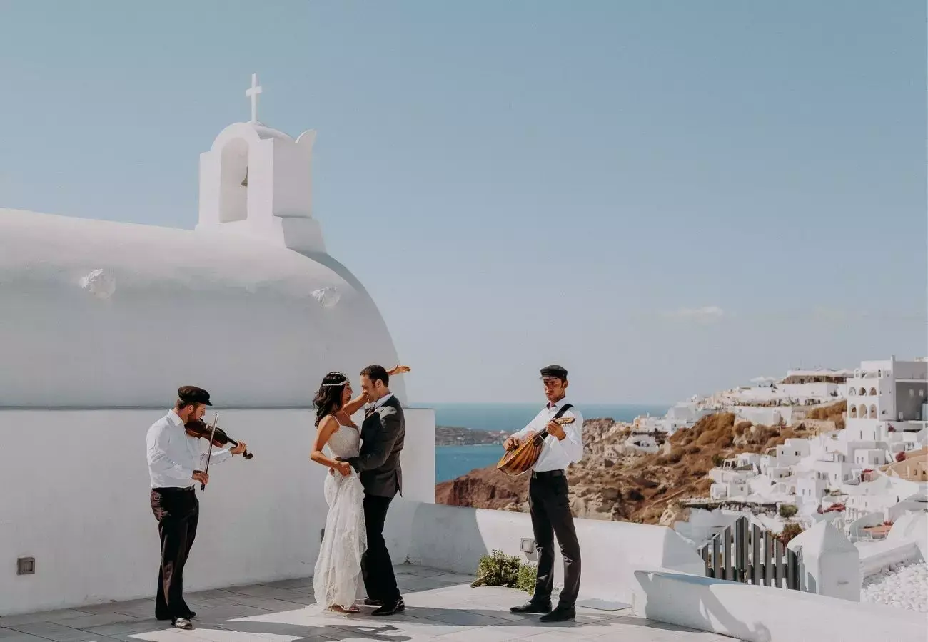 Wedding photographer in Santorini