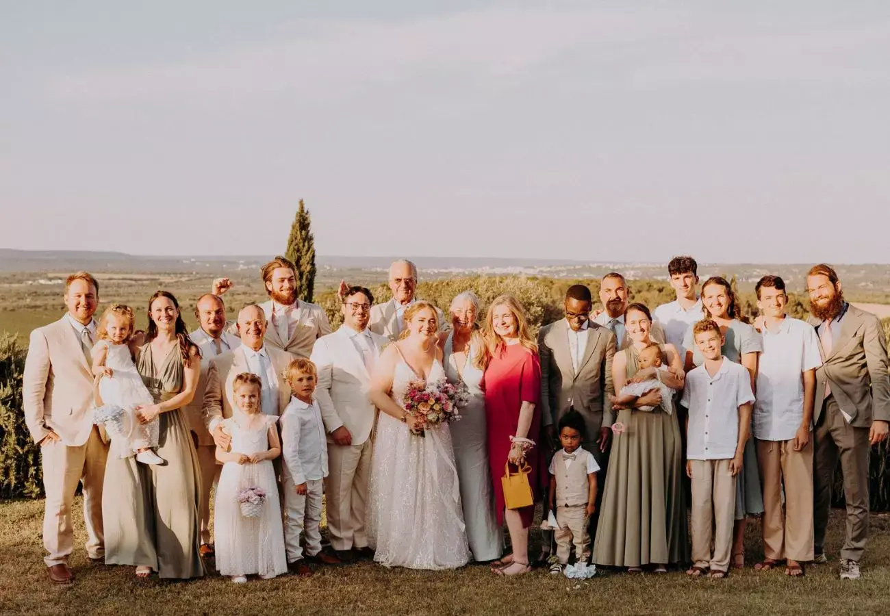 foto di gruppo invitati al matrimonio
